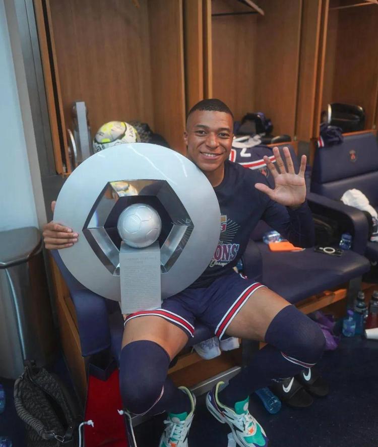 爆发！张镇麟隔扣+三分砍22分 锋线双星攻防拉满